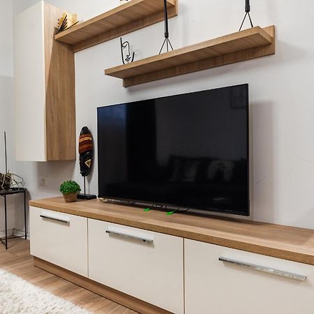 Noir Apartment By Kondo Stays Tirana Kültér fotó