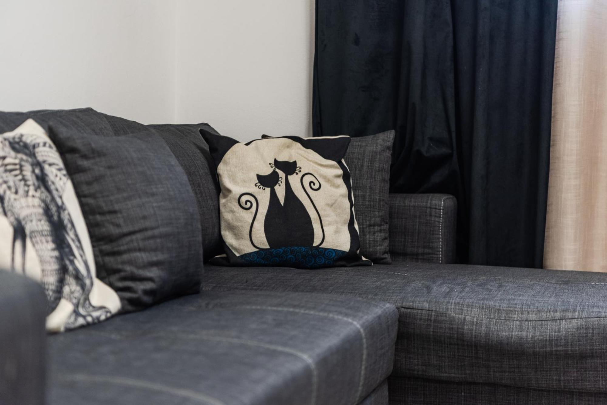 Noir Apartment By Kondo Stays Tirana Kültér fotó
